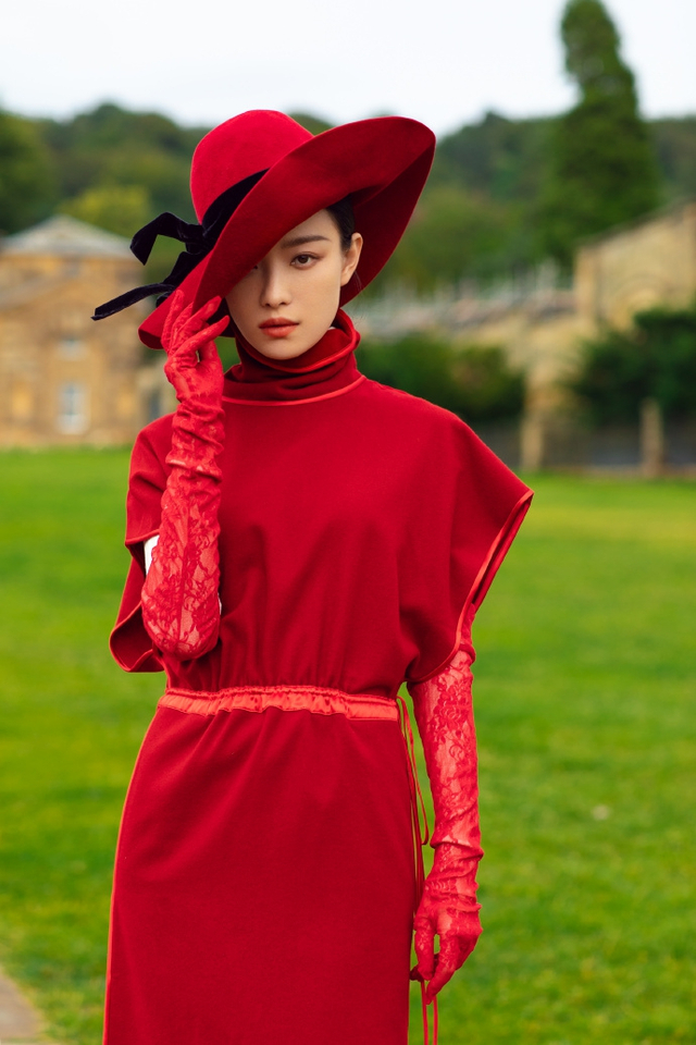 倪妮31岁生日放高级大片 红裙红帽红手套展现复古风情_新浪图片