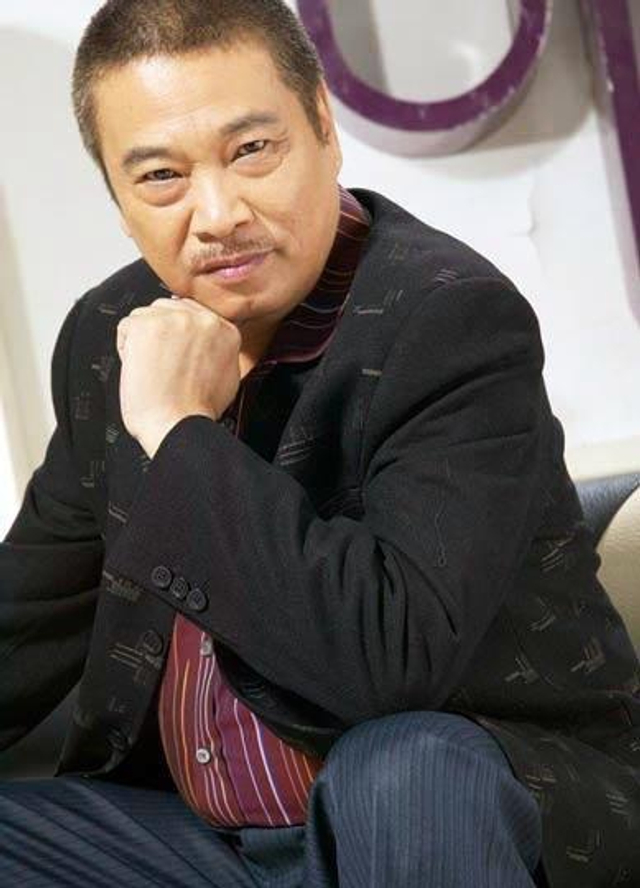 今年已经65岁的吴孟达在历时1小时的出殡仪式中,全程站在灵柩附近.