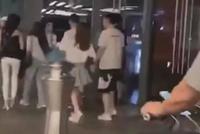 王思聪带妙龄美女十指紧扣漫步街头 两人被曝已交往两年
