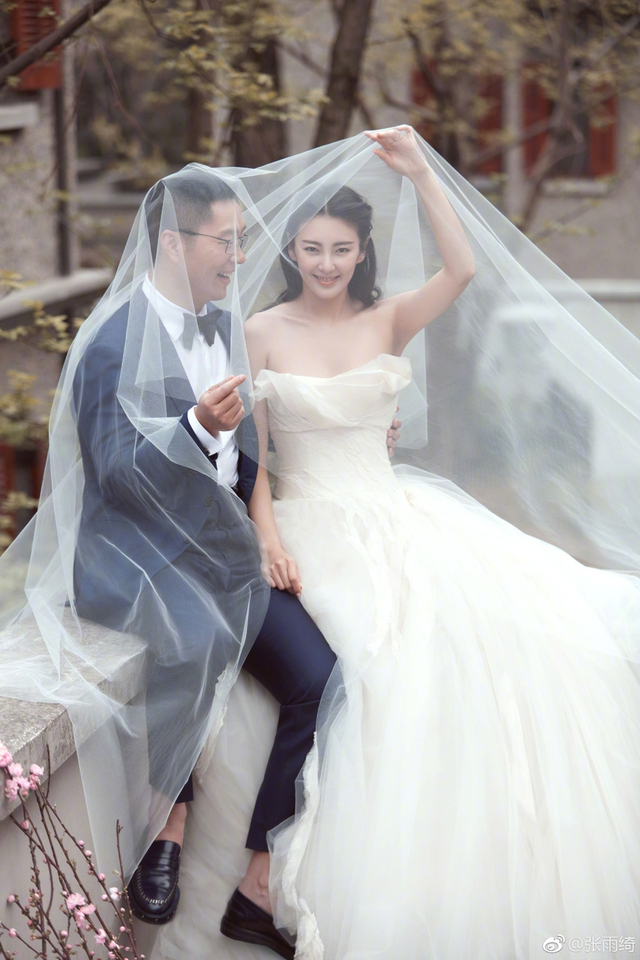 组图：张雨绮发声明宣布离婚 昔日恩爱瞬间成绝唱