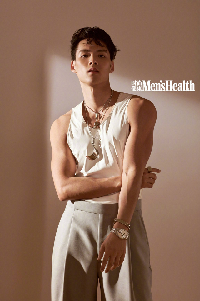 成龙亲外甥董又霖100天练成肌肉猛男 自信裸上身秀身材