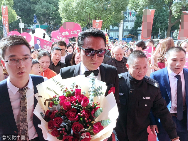 56岁马景涛人气不减 武汉捞金热情亲吻粉丝