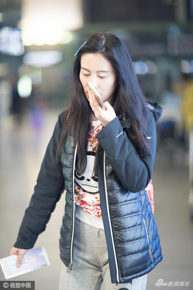 叶璇素颜现身机场 穿着随意毫无星味_新浪图片