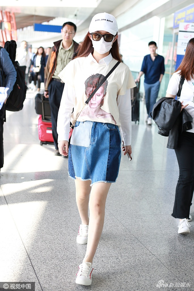 赵丽颖无惧裙短大步上车 小细腿吸睛_新浪图片