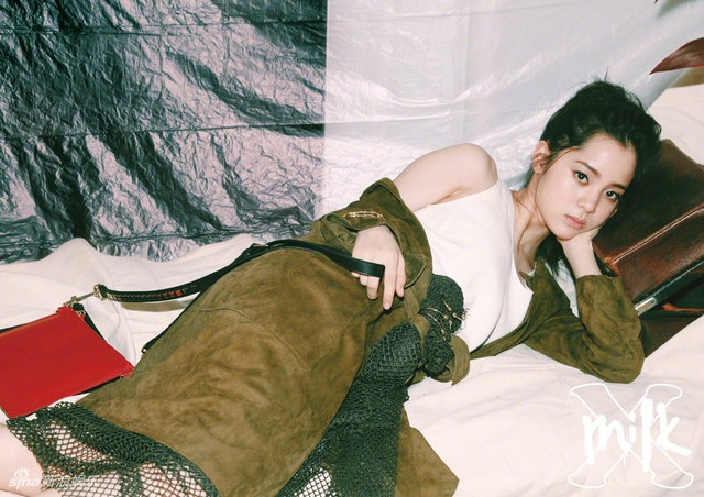 组图：16岁欧阳娜娜扮熟女玩性感 穿艳丽红裙秀香肩美腿