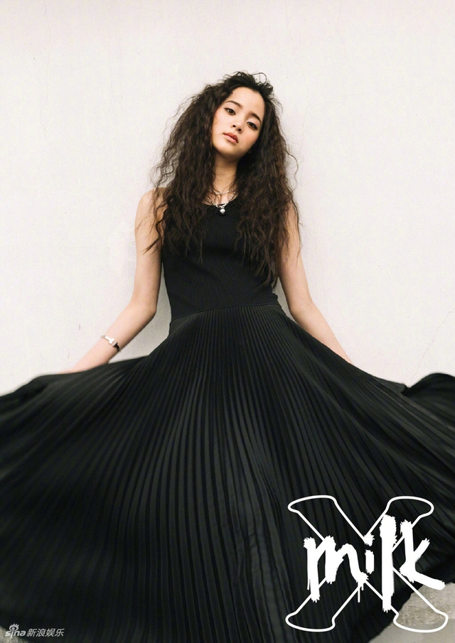 组图：16岁欧阳娜娜扮熟女玩性感 穿艳丽红裙秀香肩美腿