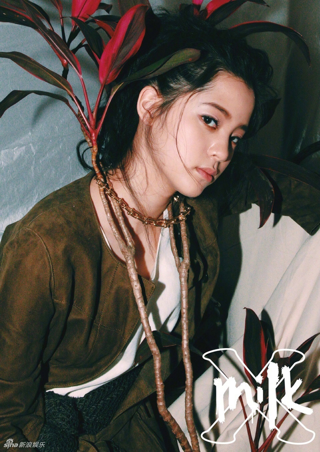 组图：16岁欧阳娜娜扮熟女玩性感 穿艳丽红裙秀香肩美腿