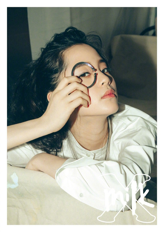 组图：16岁欧阳娜娜扮熟女玩性感 穿艳丽红裙秀香肩美腿