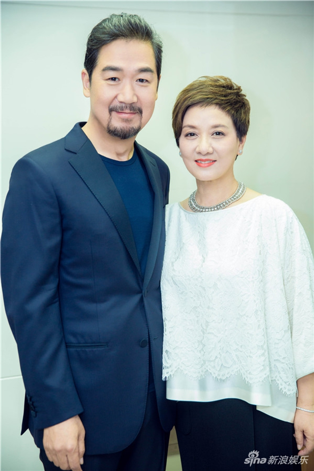 张国立夫妇恩爱拍照