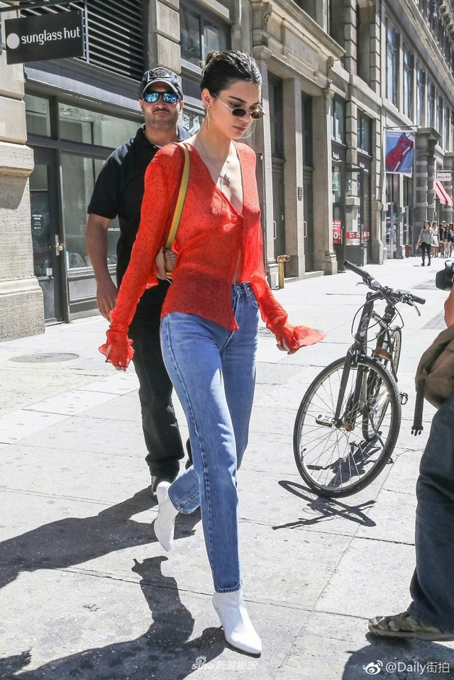 超模詹娜真空上街 乳钉清晰可见