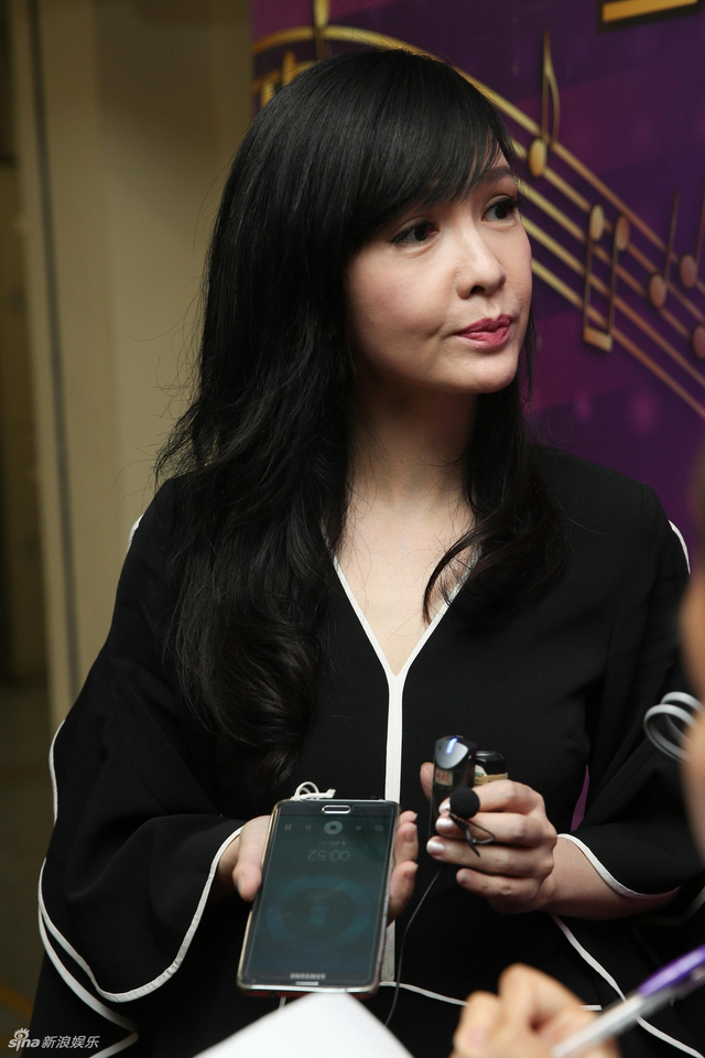 组图：“宝丽金七小花”三花重聚 不老女神周慧敏风采依旧