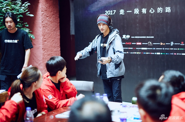 陈坤组织大家坐好准备开动员大会