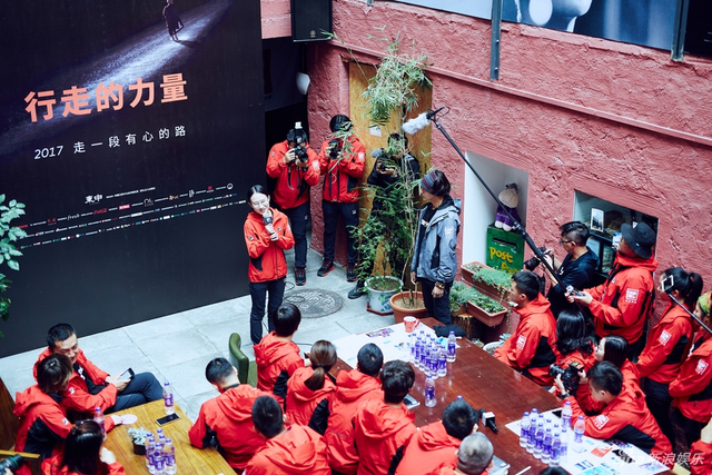 志愿者一个一个介绍自己