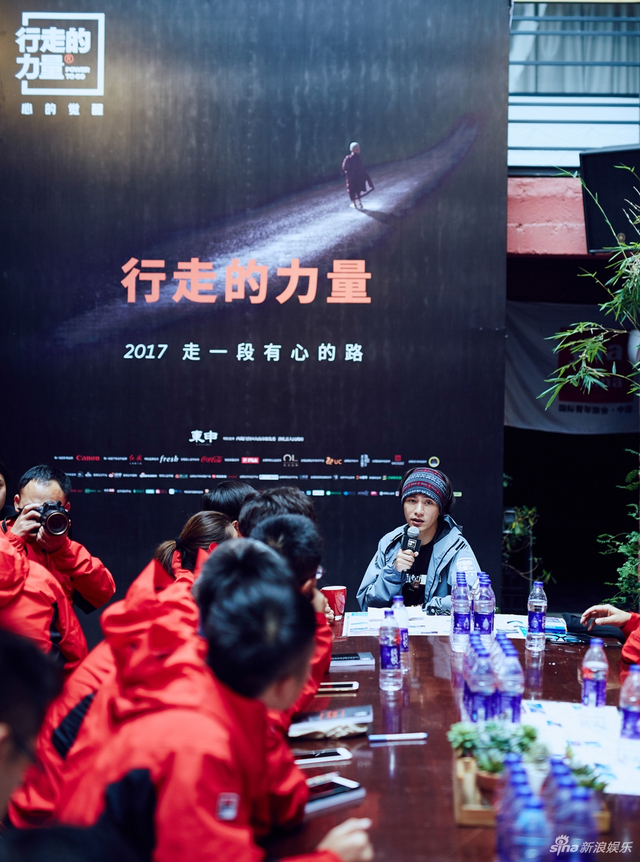陈坤和志愿者交流