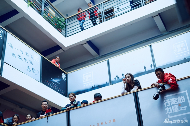 一楼坐不下,二楼三楼都有志愿者和行者旁听