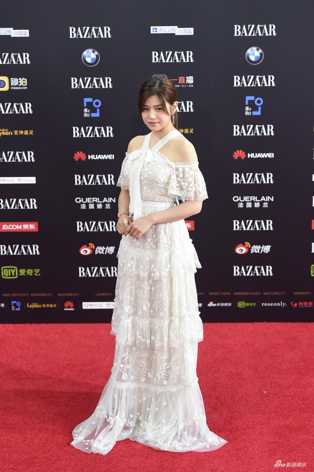 辣妈陈妍希亮相红毯 一袭白裙小露香肩仙气十足