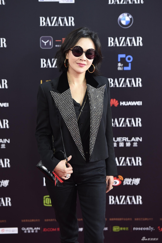 刘嘉玲穿黑色西装亮相红毯 尽显强大气场