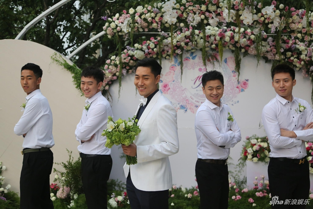 女乒大魔王李晓霞今日大婚 穿中式礼服大气端庄