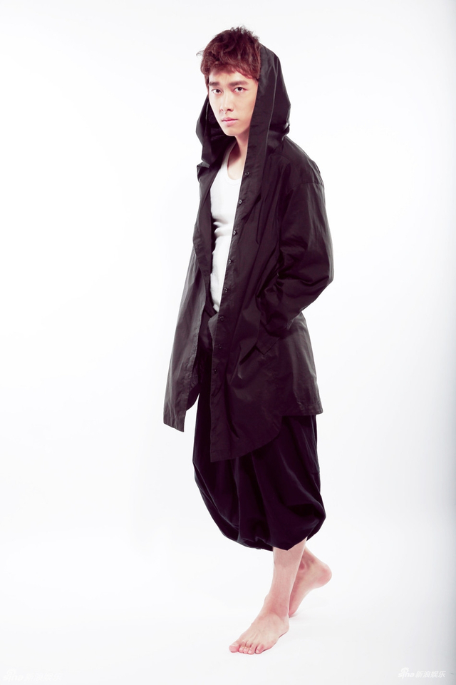 李易峰写真展潮男魅力 黑白配显内敛气质