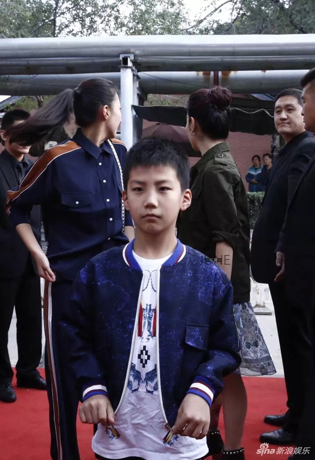 霸道总裁本人!胡军儿子小小年纪荷尔蒙爆棚