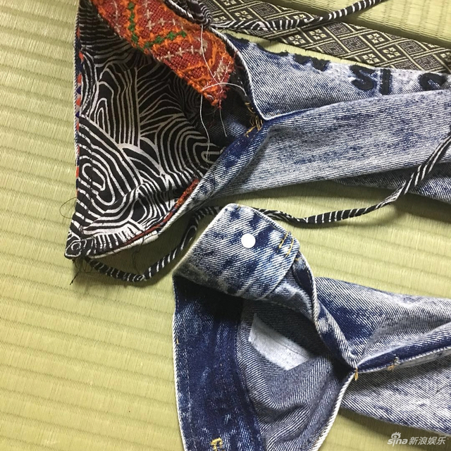 组图：全能辣妈！张柏芝帮弟弟改衣服秀缝纫技术