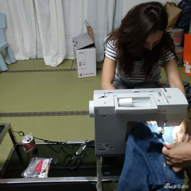 组图：全能辣妈！张柏芝帮弟弟改衣服秀缝纫技术