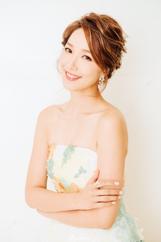 李亚男清新淡雅亮相红毯获赞"惊喜大使"