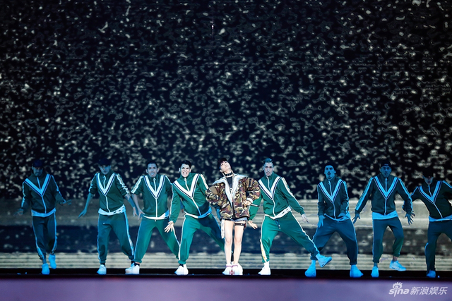 李宇春晚会唱跳酷炫 大长腿白且直_新浪图片