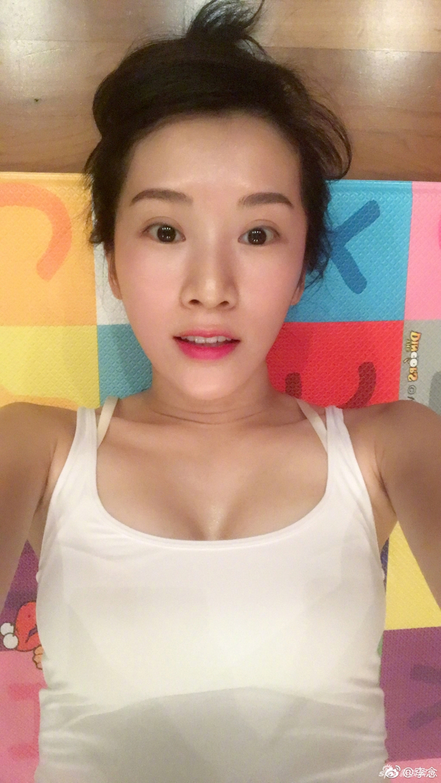 阔太李念起大早晒出工照 素颜完美大眼水灵灵
