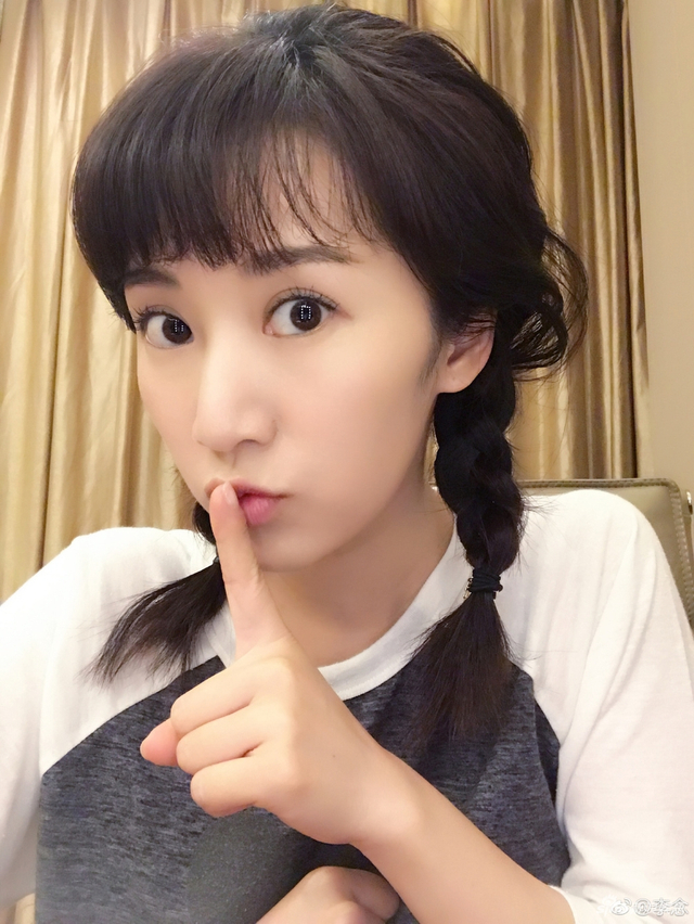 阔太李念起大早晒出工照 素颜完美大眼水灵灵