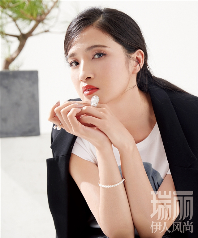 龚蓓苾长发飞舞气质十足
