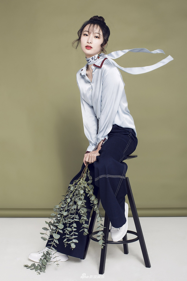 王梓桐初冬文艺范写真 清新秀丽灵动可人_新浪图片