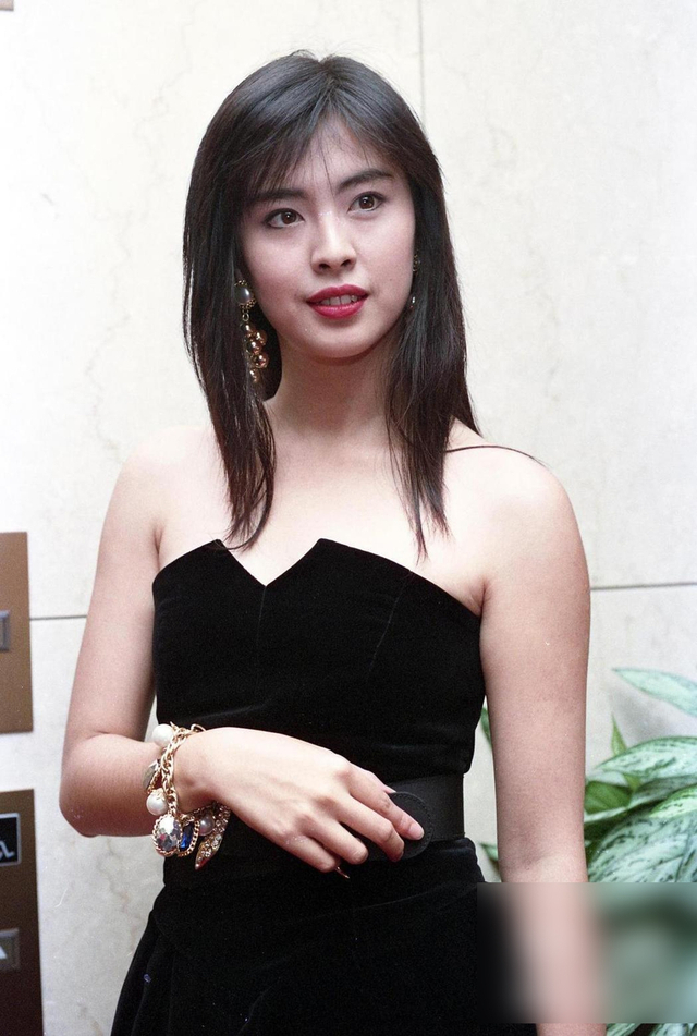 52岁王祖贤餐厅独自就餐 头戴墨镜长发披肩颜值气质在线_新浪图片