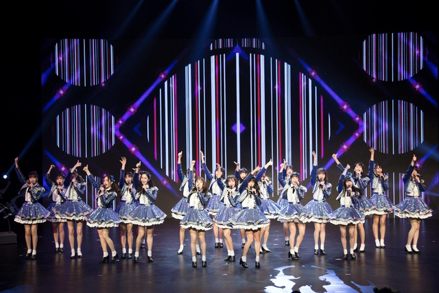 组图：AKB48TeamSH闪亮出道 众少女甜美可爱元气满满