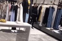 网友偶遇宋丹丹逛街买衣服 穿着低调面露疲惫哈欠连天
