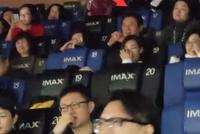 高以翔爸爸来北京看儿子生前客串的电影 坐影院后排很低调