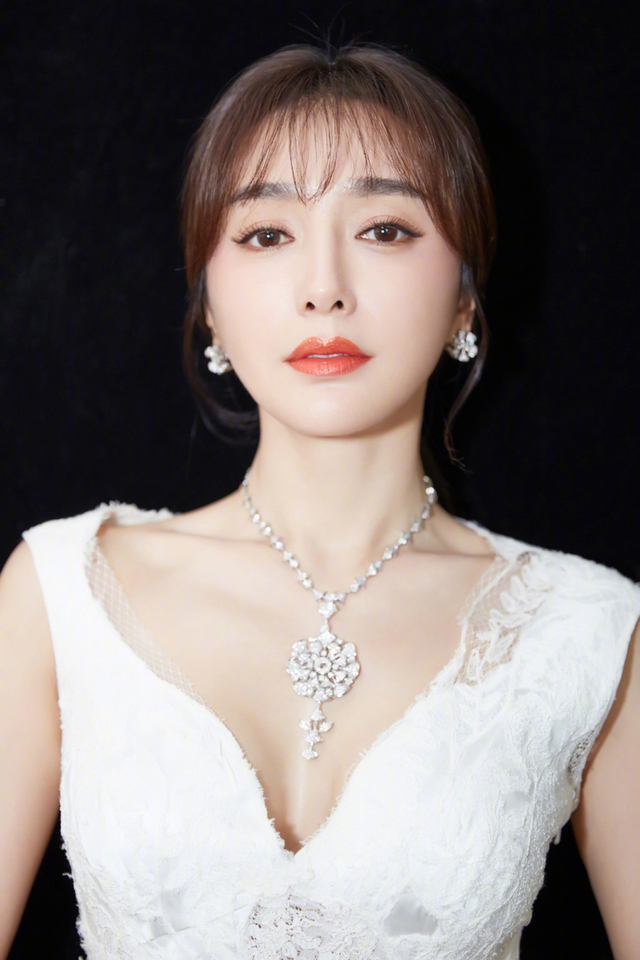 秦岚深v透视长裙现身 温婉柔美优雅动人