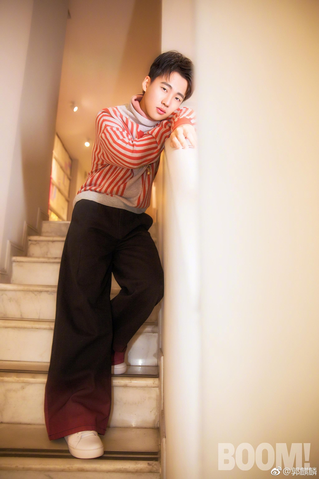 鲜肉少爷郭麒麟晒最新杂志大片 多套造型大走"男团风