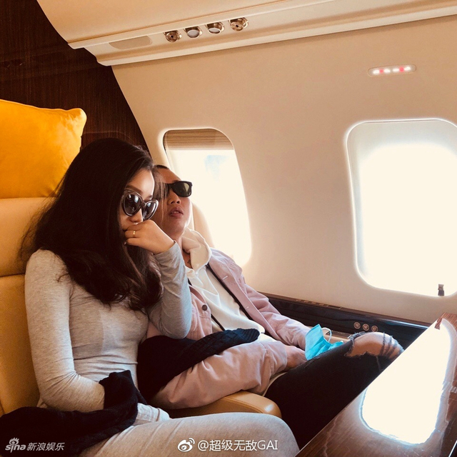 组图：GAI与女友王斯然领证修成正果！两人手持结婚证笑得甜