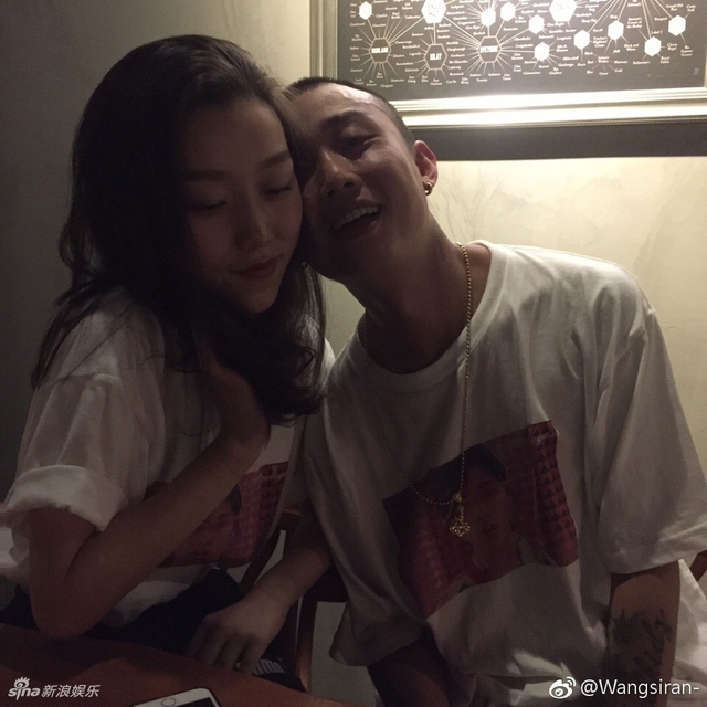 组图：GAI与女友王斯然领证修成正果！两人手持结婚证笑得甜