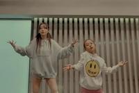 李小璐母女合跳Lisa新歌舞蹈 8岁甜馨热舞有模有样