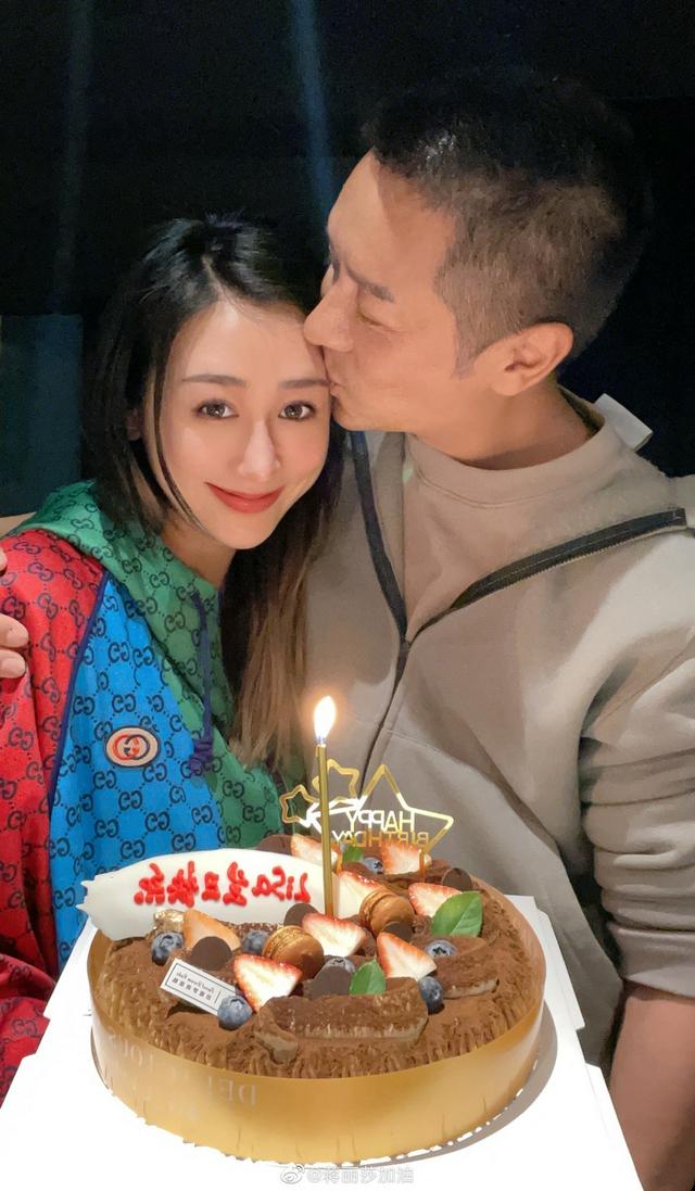 陈浩民为老婆生日准备惊喜 蒋丽莎晒夫妻亲吻照大秀恩爱 新浪图片