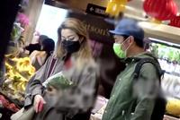 郑秀文许志安挽手逛超市 有商有量表现恩爱