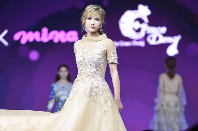 组图:仙女来袭！SNH48第4届年度风尚大典举行 李艺彤甜美戴萌霸气