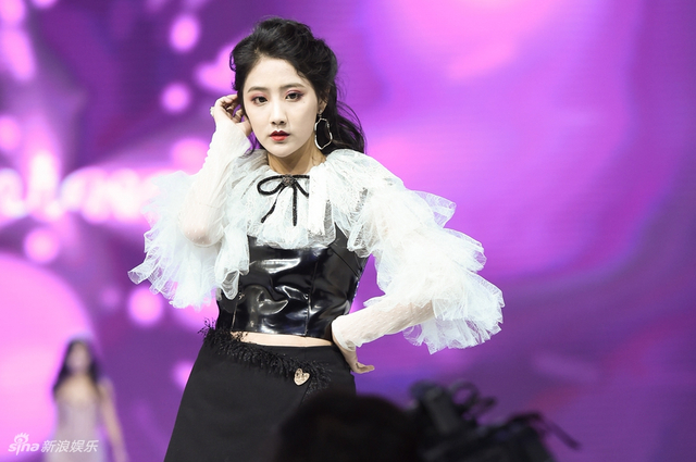 组图:仙女来袭！SNH48第4届年度风尚大典举行 李艺彤甜美戴萌霸气