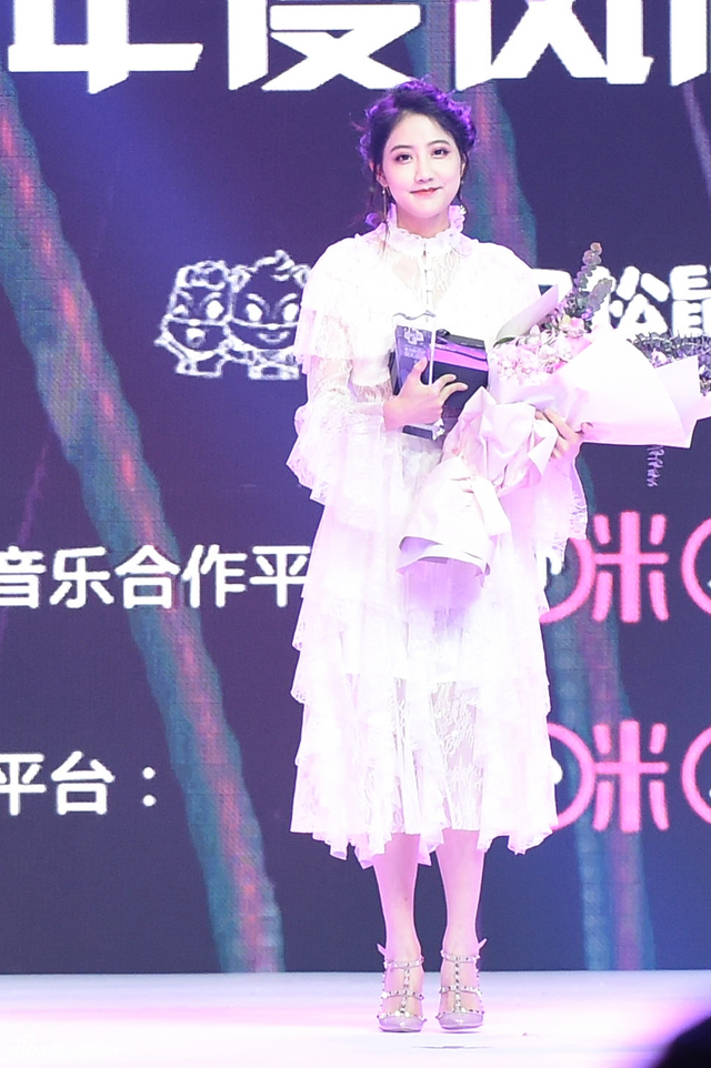 组图:仙女来袭！SNH48第4届年度风尚大典举行 李艺彤甜美戴萌霸气