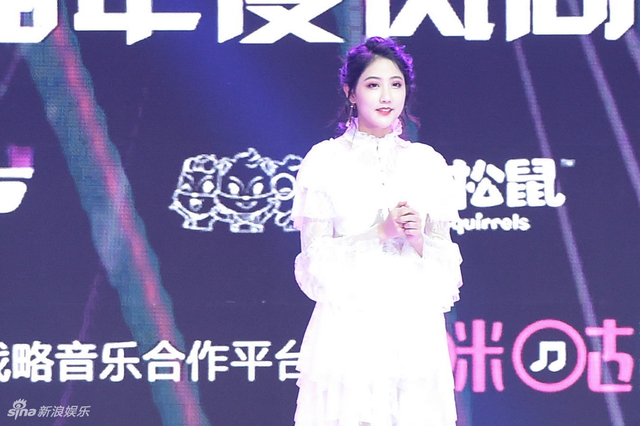 组图:仙女来袭！SNH48第4届年度风尚大典举行 李艺彤甜美戴萌霸气