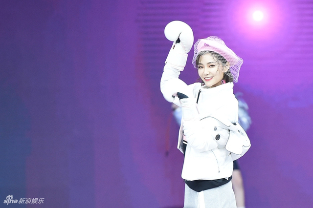 组图:仙女来袭！SNH48第4届年度风尚大典举行 李艺彤甜美戴萌霸气