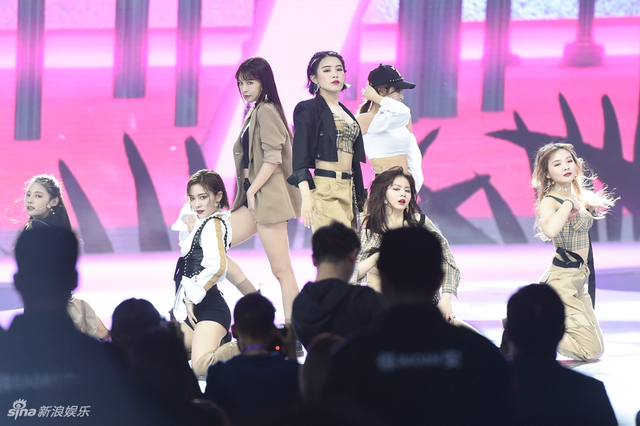 组图:仙女来袭！SNH48第4届年度风尚大典举行 李艺彤甜美戴萌霸气