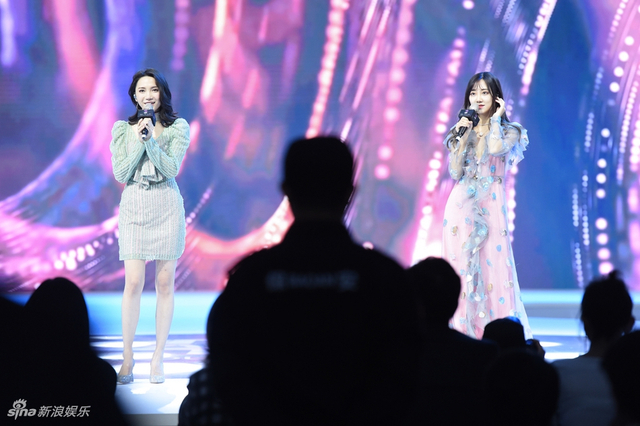 组图:仙女来袭！SNH48第4届年度风尚大典举行 李艺彤甜美戴萌霸气